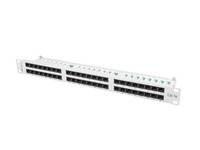 24-Port-Ethernet-Netzwerk-Switch-Rack-Panel auf weißem Hintergrund mit nummerierten Anschlüssen und Status-Anzeigelampen.