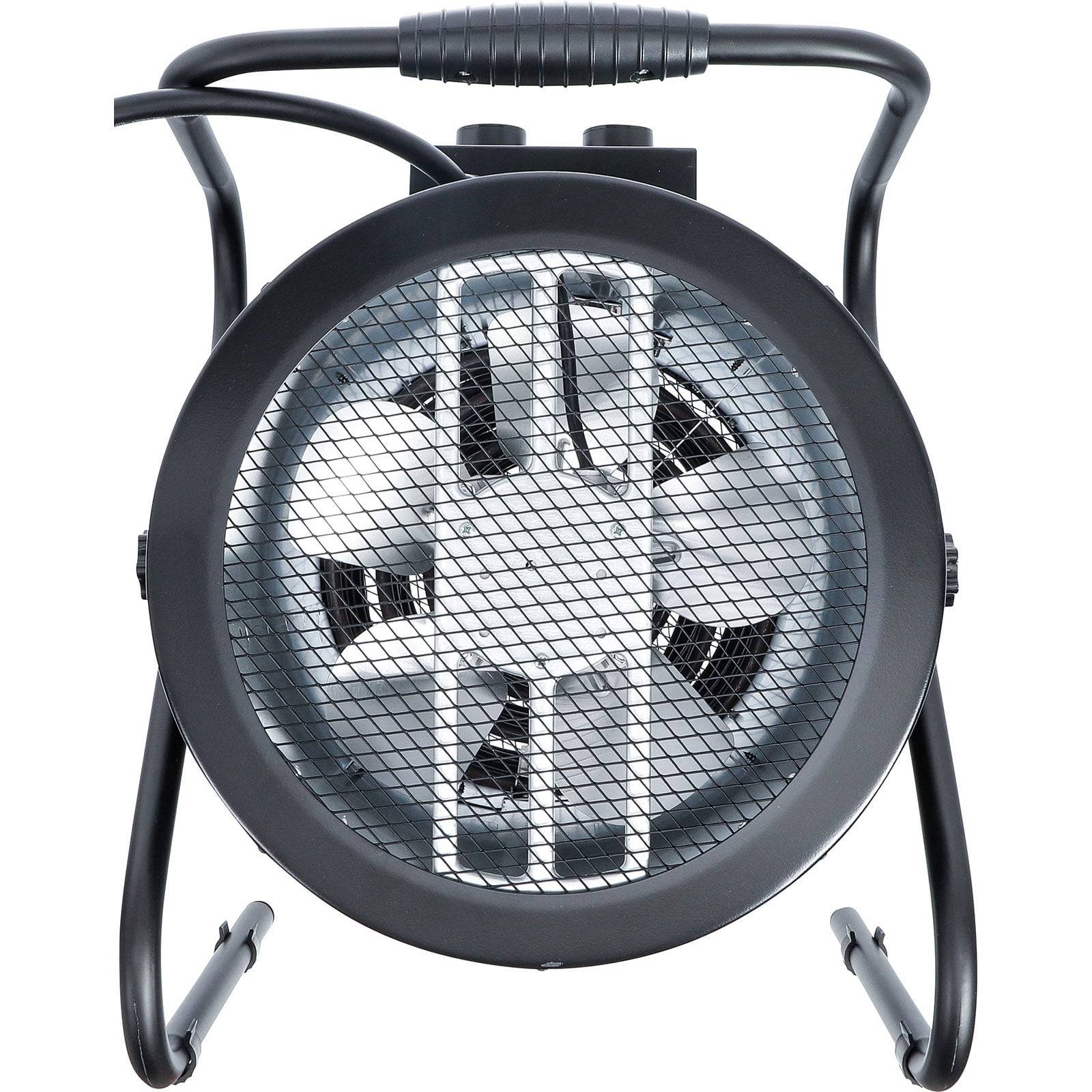 Ein schwarzer Industrie-Metallventilator mit einer gittergeschützten Vorderseite, der auf einem geschwungenen Ständer ruht. Der Ventilator hat ein Netzkabel, das von der Oberseite herausragt.