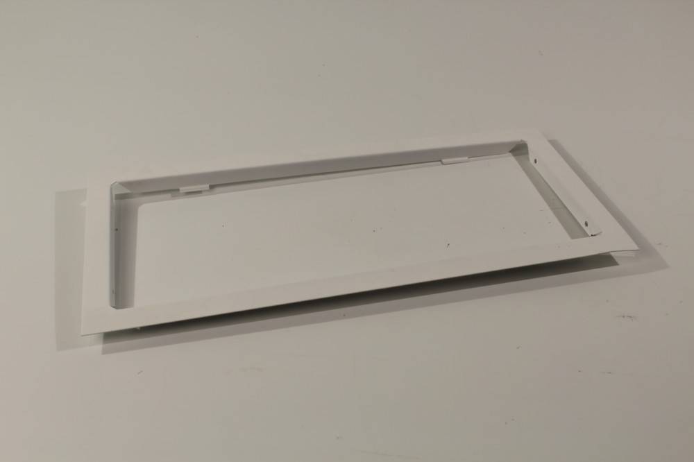 Ein weißes Plastiktablett mit erhöhtem Rand liegt auf einer flachen, weißen Oberfläche.