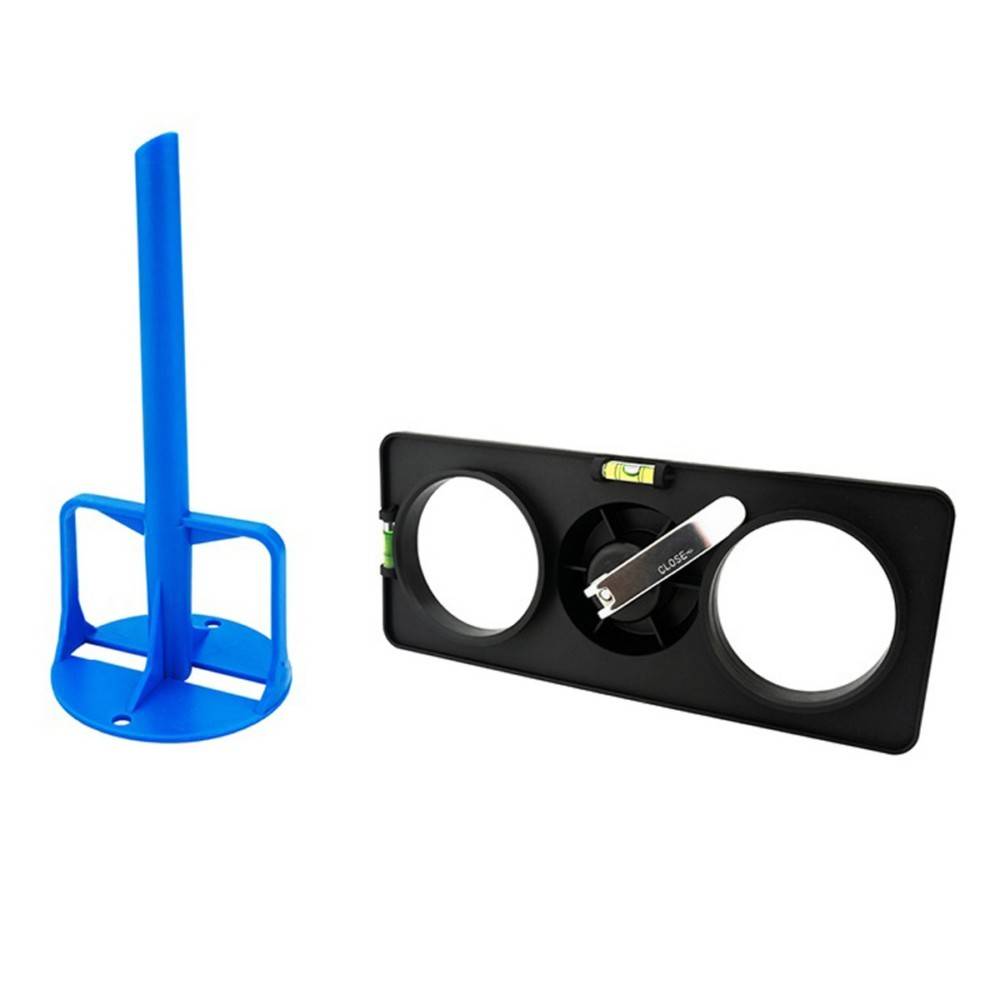 Ein blaues Werkzeug zum Halten und Ausrichten von Rohren neben einem schwarzen kreisförmigen Nivellierungswerkzeug für die Rohrinstallation.