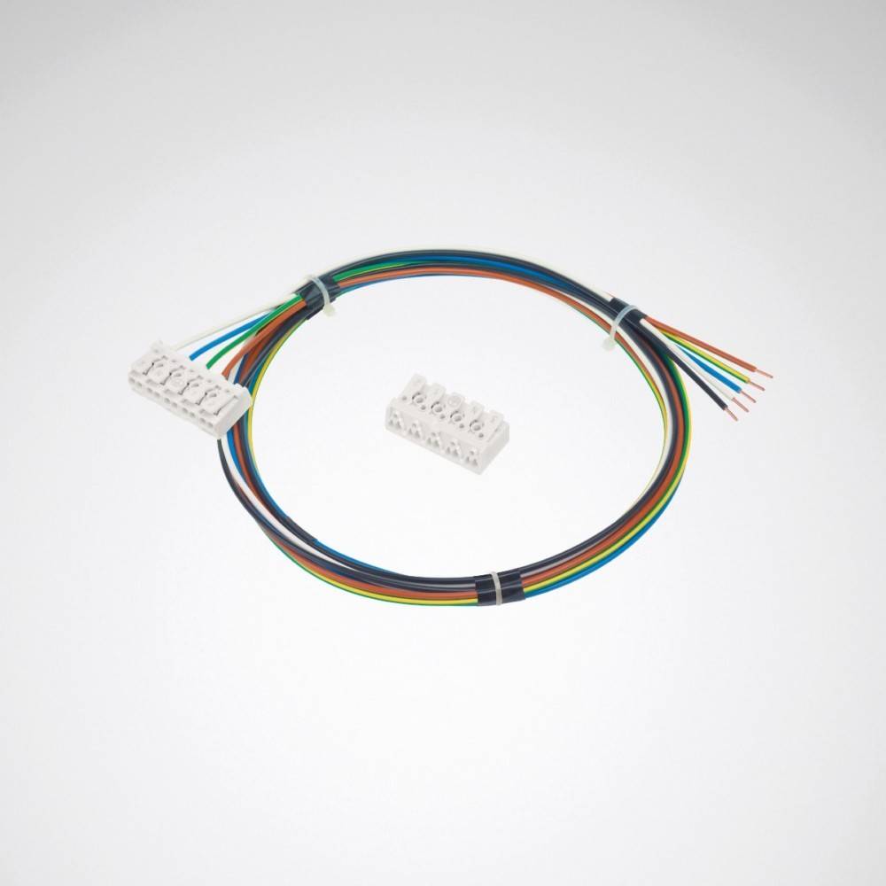 Ein buntes Kabelbaum mit mehreren Kabeln und Anschlüssen, auf einem einfarbigen Hintergrund platziert.