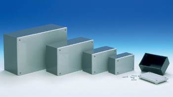 Vier Metallkästen für Elektroinstallationen in verschiedenen Größen sind von links nach rechts in aufsteigender Reihenfolge angeordnet, mit Schrauben daneben.