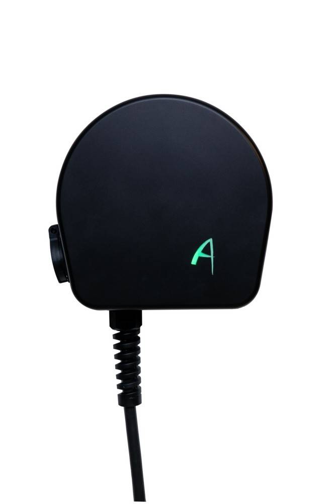 Schwarzes Gerät mit einem leuchtend grünen Buchstaben A darauf, mit einem gewickelten Kabel am unteren Ende. Zweck oder Verwendung nicht angegeben.