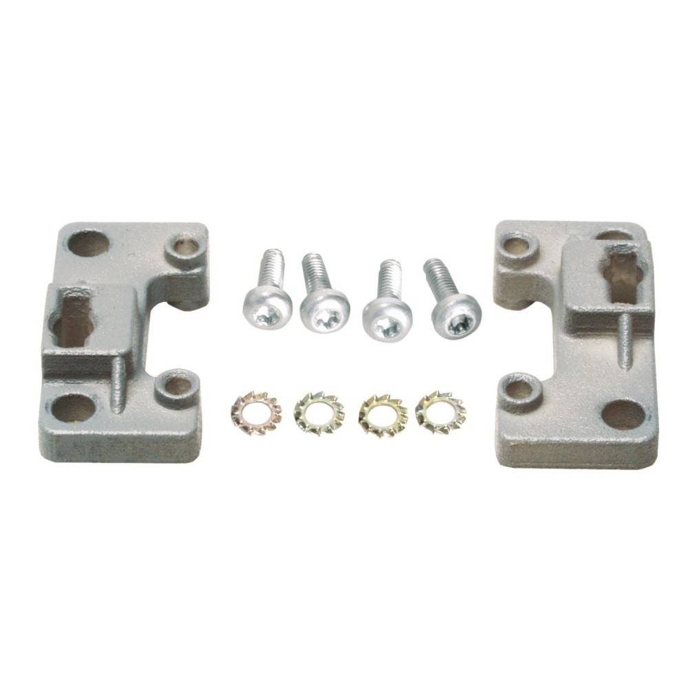 Zwei graue Metallhalterungen, drei Schrauben und vier Unterlegscheiben, die auf einem weißen Hintergrund angeordnet sind und Komponenten für eine Montage zeigen.