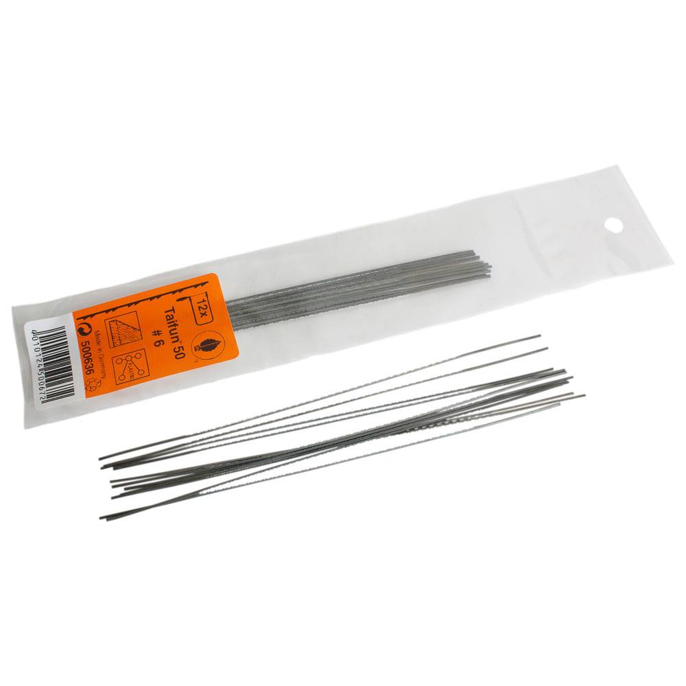 Packung mit Wolframelektroden in einer durchsichtigen Plastikbox, mit orangefarbenem Etikett, das die Spezifikationen anzeigt. Die Elektroden sind silbern, dünn und stabförmig.