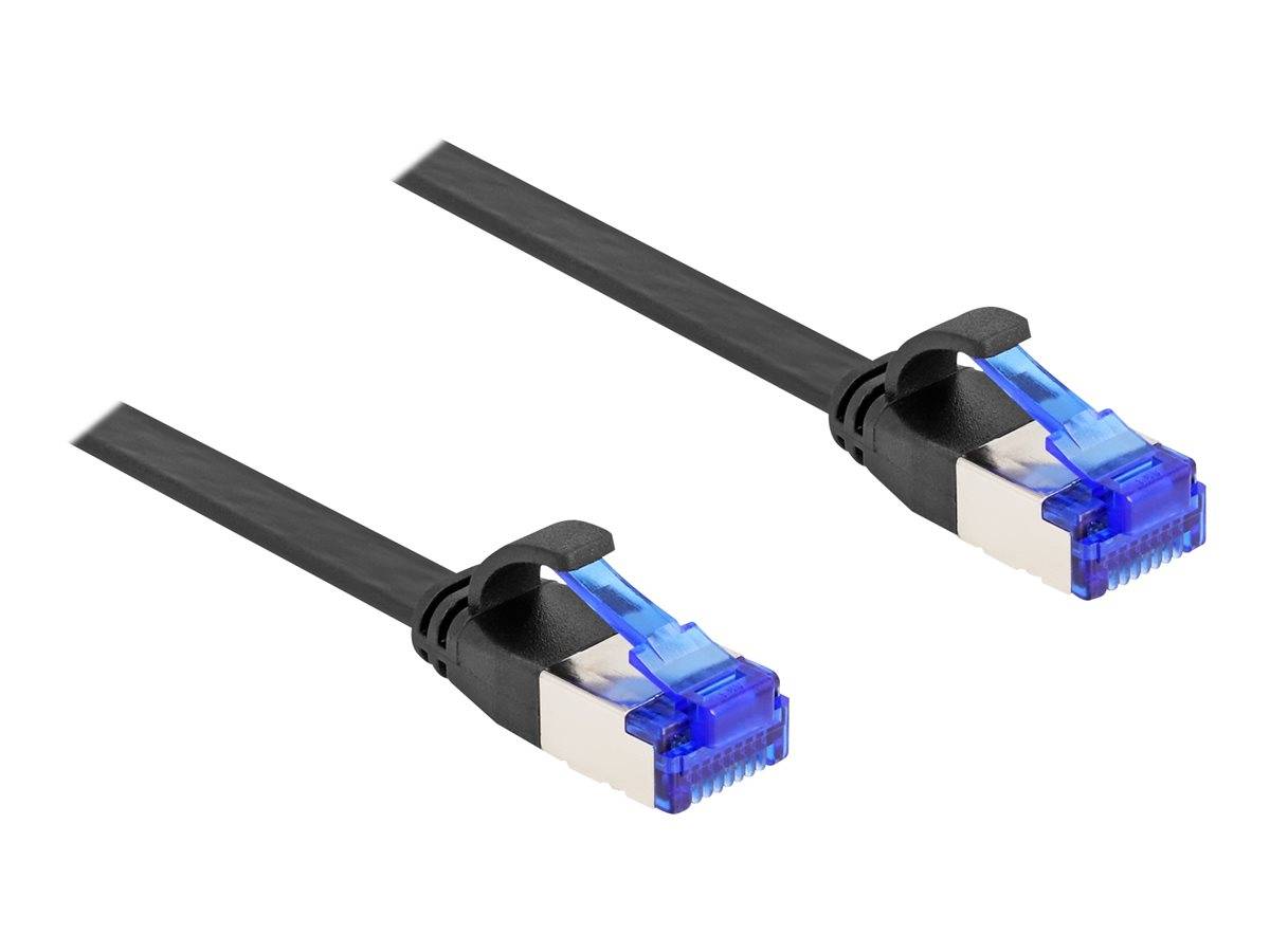 Zwei schwarze Ethernet-Netzwerkkabel mit blauen RJ45-Steckern auf weißem Hintergrund.