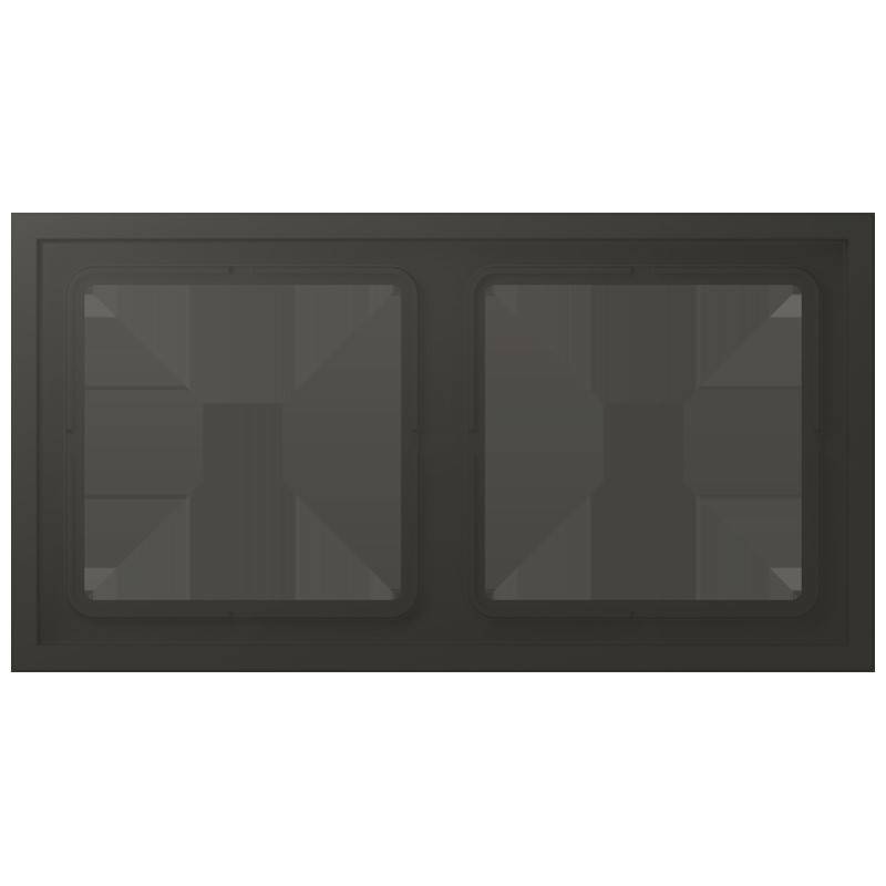 Schwarzes rechteckiges Objekt mit zwei quadratischen, eingelassenen Feldern, ähnlich einer Kochplatte, keine sichtbaren Bedienelemente oder Markenzeichen.