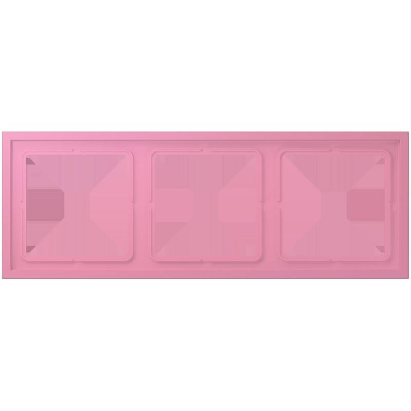 Ein rosa rechteckiges Objekt mit drei quadratischen Vertiefungen in einer Reihe, die jeweils symmetrische geometrische Muster aufweisen.