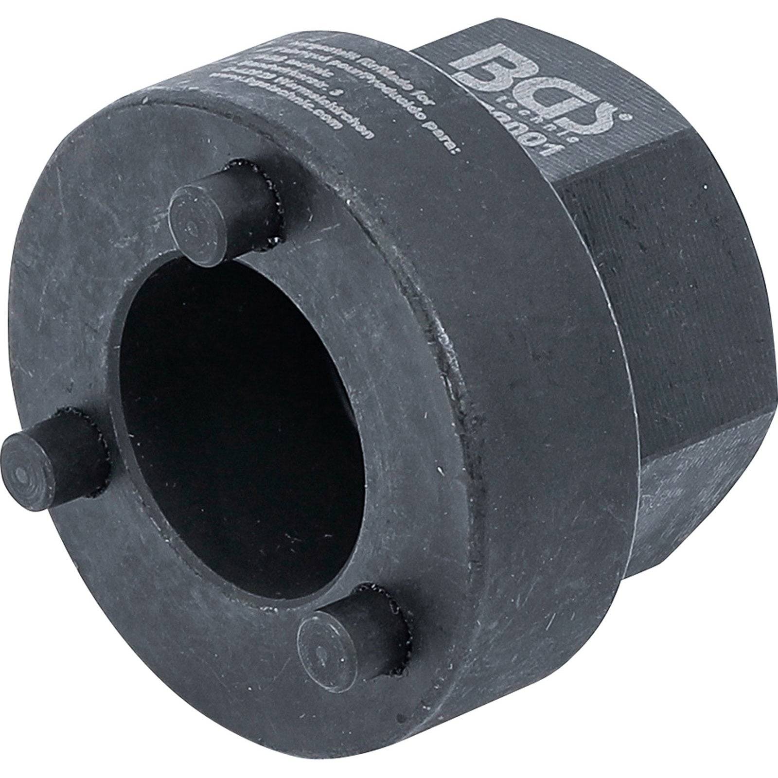 Das Bild zeigt ein schwarzes Metallauto-Werkzeug mit drei Zinken und einem offenen zylindrischen Design, das zum Einstellen oder Entfernen bestimmter Teile verwendet wird.