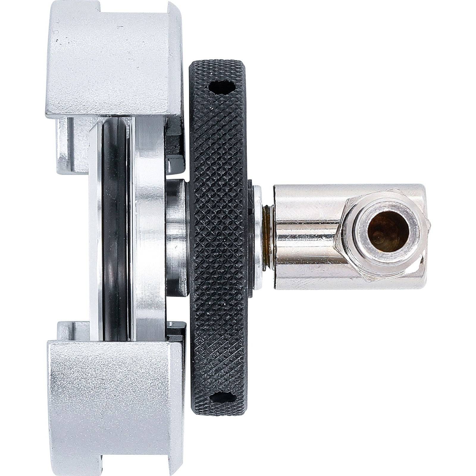 Metallische Ventilarmatur mit strukturiertem schwarzem Griff und abgewinkeltem Anschluss. Verwendet für präzise Steuerung in Sanitär- oder Klimaanlagensystemen.