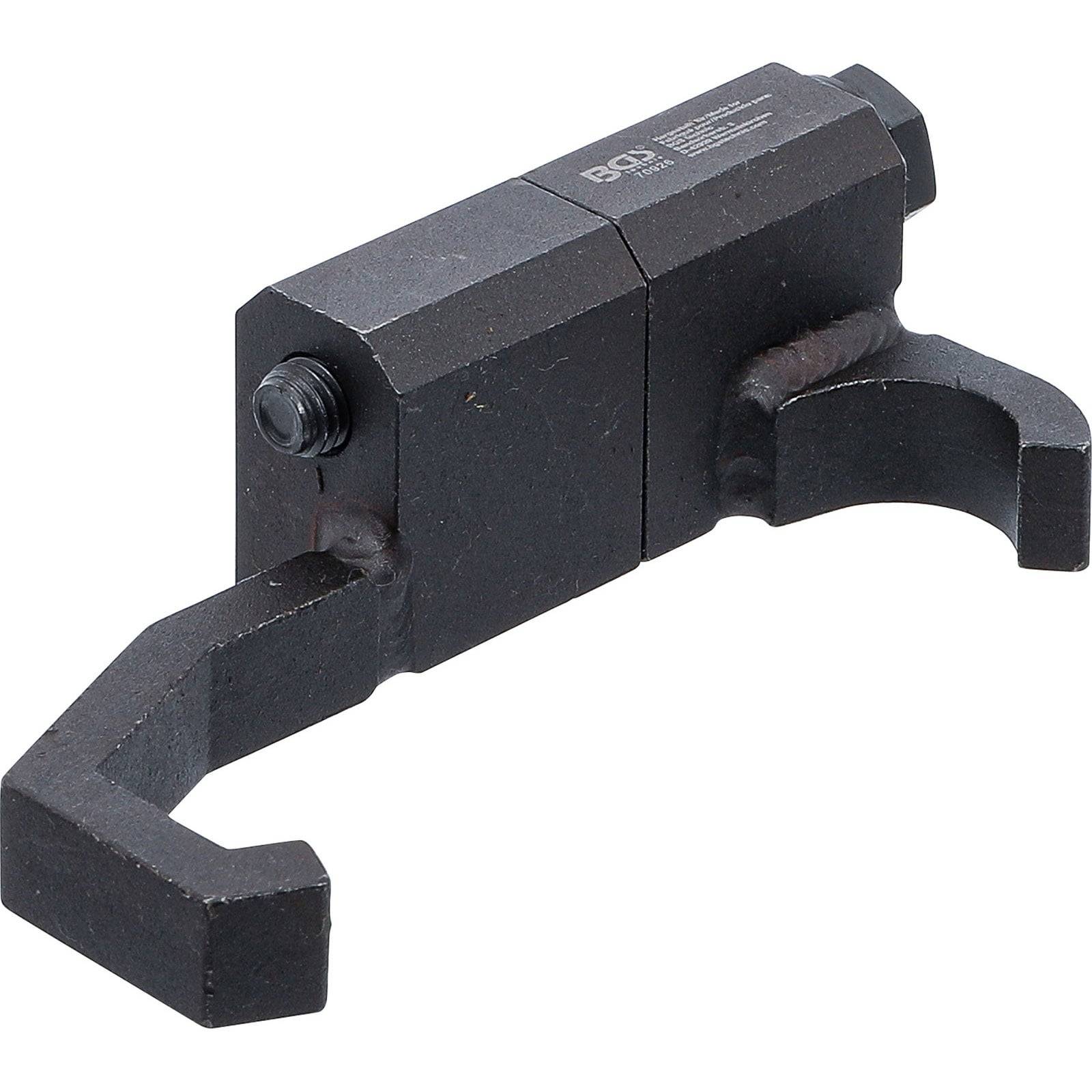 Ein Metallwerkzeug, das einer Zange ähnelt, mit zwei gekrümmten Armen und einem zentralen rechteckigen Bauteil. Wird zum Greifen oder Stabilisieren von Objekten verwendet.