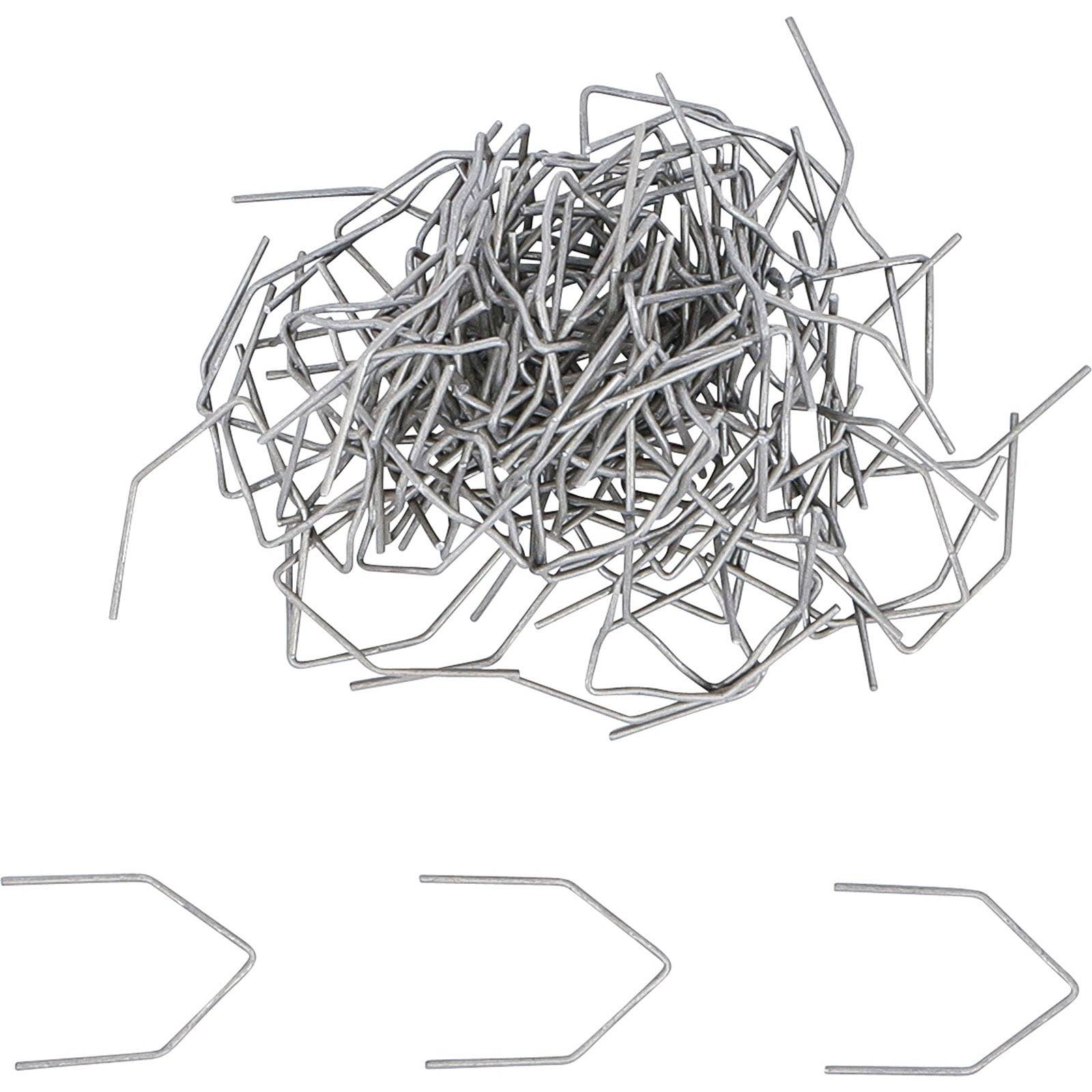 Ein Haufen verdrehter, silberner Metallhaken in verschiedenen Formen und Winkeln mit drei einzelnen Haken, die darunter angeordnet sind, jeweils unterschiedlich ausgerichtet.