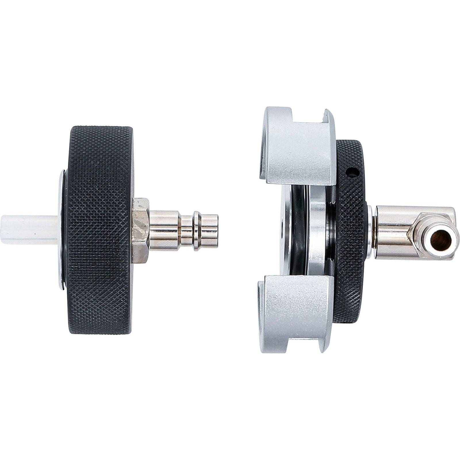 Eine Ansicht von zwei Metallfasspumpen nebeneinander, die verschiedene Blickwinkel zeigen. Beide verfügen über eine schwarze Gummidichtung und einen metallischen Anschluss zur Flüssigkeitsübertragung.