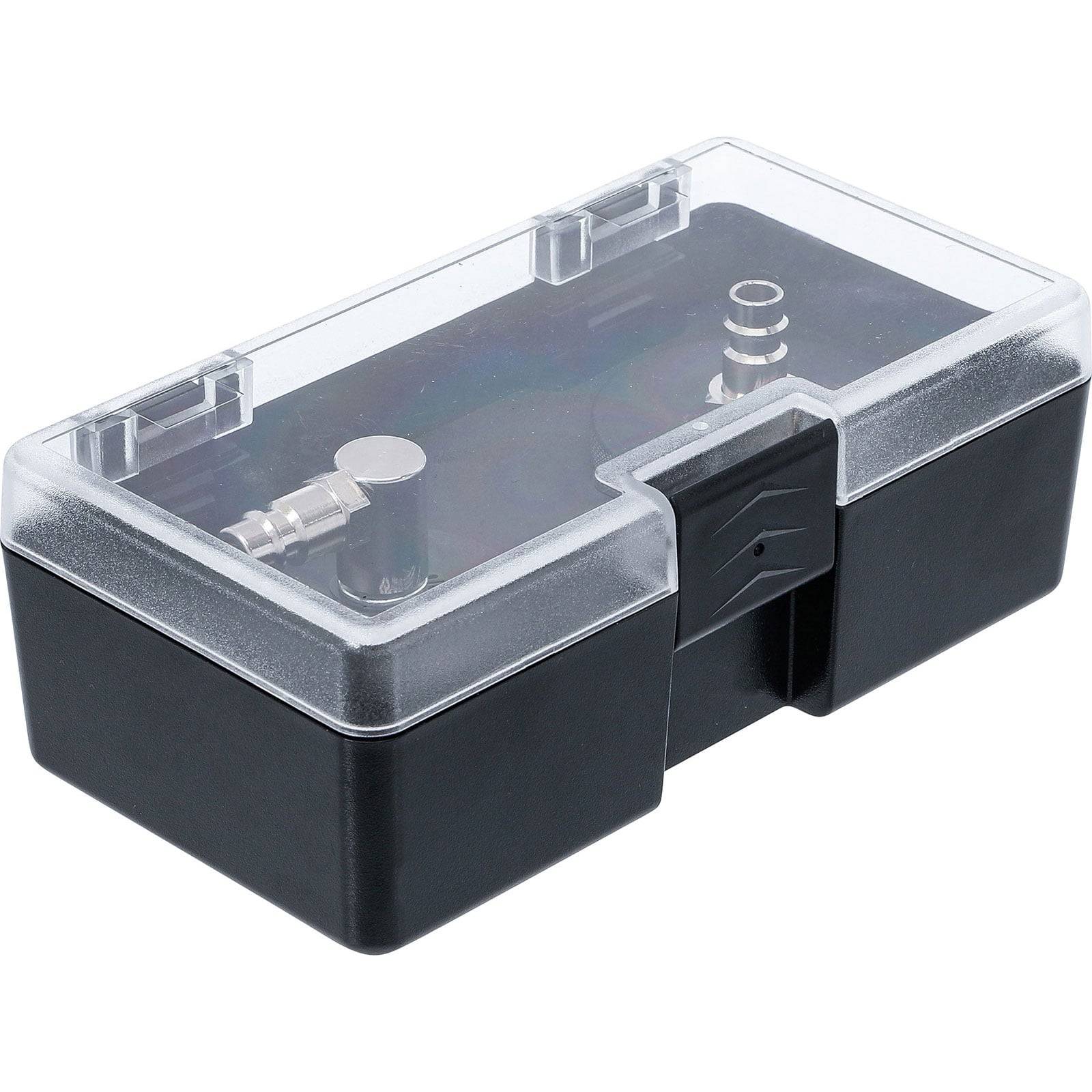 Eine durchsichtige Plastikbox mit schwarzer Basis enthält kleine metallische Komponenten. Der Deckel ist transparent und ermöglicht einen Blick auf die Inhalte.