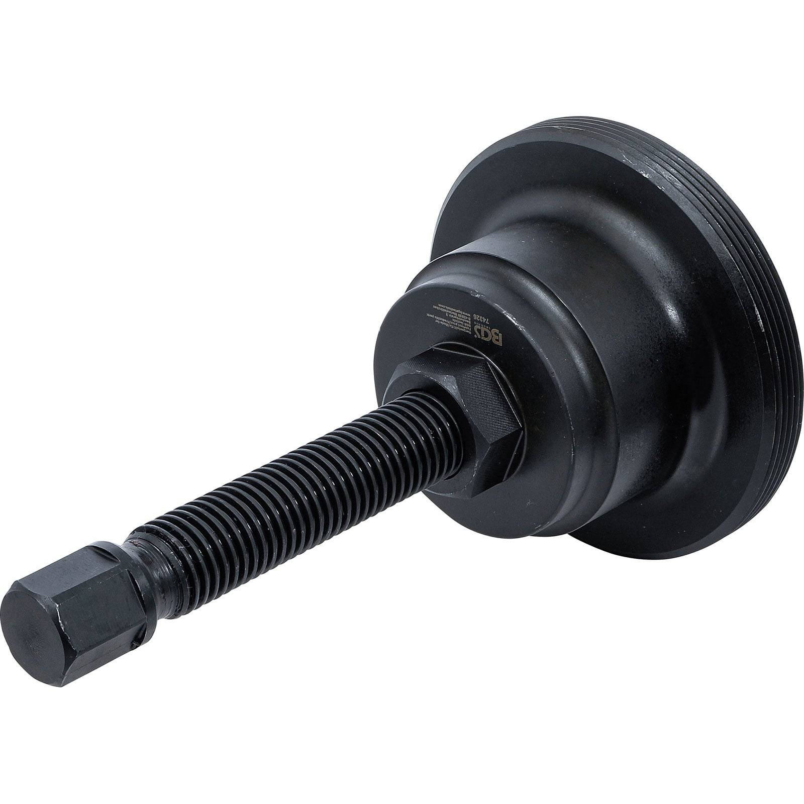 Eine schwarze Metallfassung mit einem Gewindelbolzen, zylindrischem Körper und sechseckigem Kopf, die für Fahrzeugwartung oder -reparatur verwendet wird.