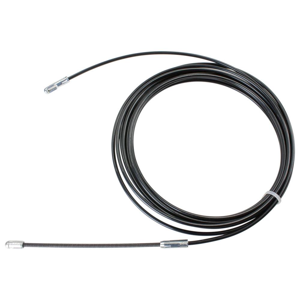 Eine gewickelte schwarze Kabel mit Metallverbindern an beiden Enden, die auf einem weißen Hintergrund liegt.