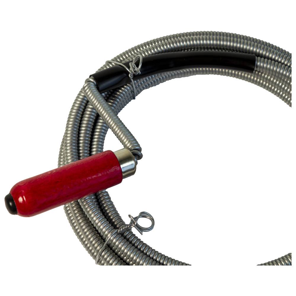 Ein aufgerolltes, flexibles Metallkabel mit einem roten Griff an einem Ende, das gegen einen weißen Hintergrund für Klempner- oder Rohrreinigungszwecke verwendet wird, wird angezeigt.