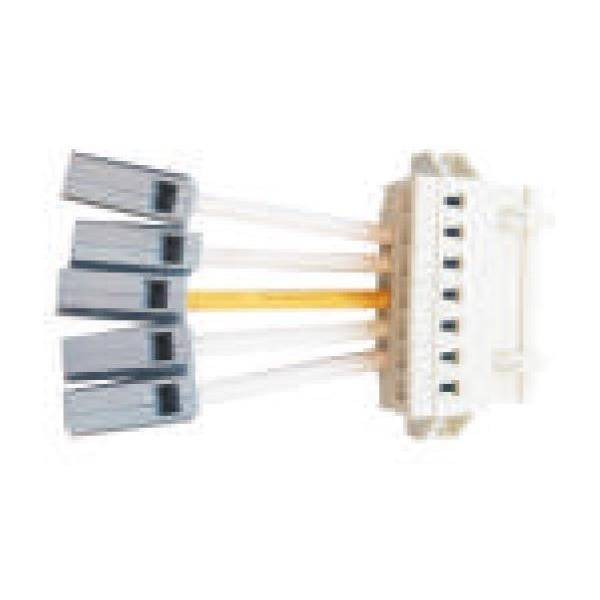 Ein weißer Anschlussblock mit vier grauen Kabeln und einem orangefarbenen Kabel, der eingesteckt ist.