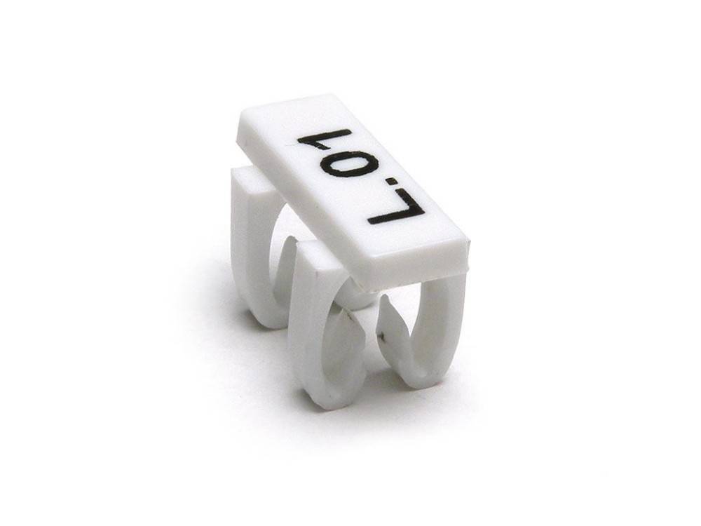 Eine kleine, weiße Plastikklammer mit dem Text 