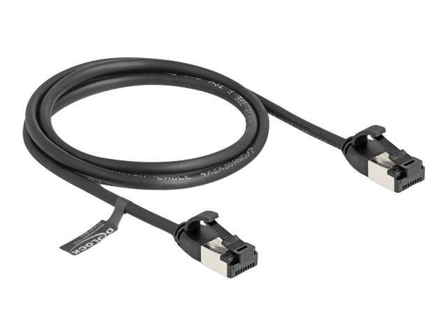 Aufgerolltes schwarzes Ethernet-Kabel mit zwei RJ45-Steckern, abgebildet auf weißem Hintergrund.