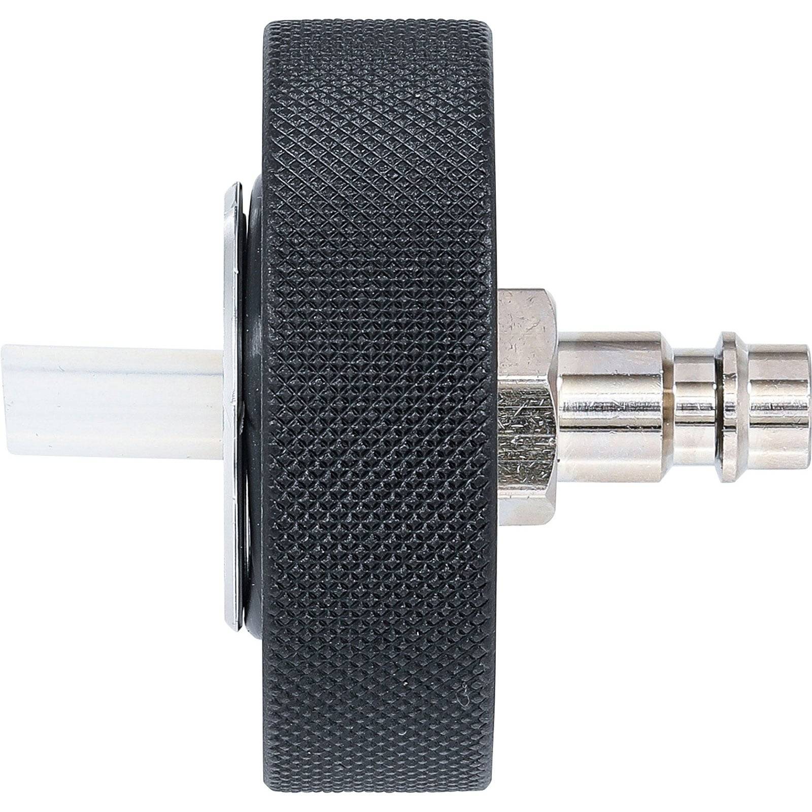 Eine Nahaufnahme eines schwarzen, texturierten Rades auf einer Metalachse, möglicherweise eine Lenkrolle oder Transportrolle, von der Seite betrachtet vor einem weißen Hintergrund.