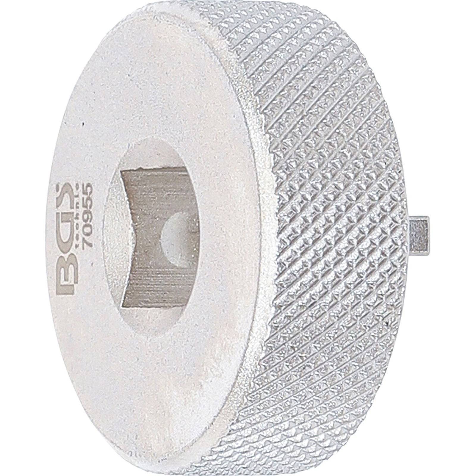 Ein silberner Drehmeissel mit einer strukturierten Griffoberfläche und einer zentralen quadratischen Öffnung, gekennzeichnet mit 'BGS 70955' für eine spezifische mechanische Funktion.