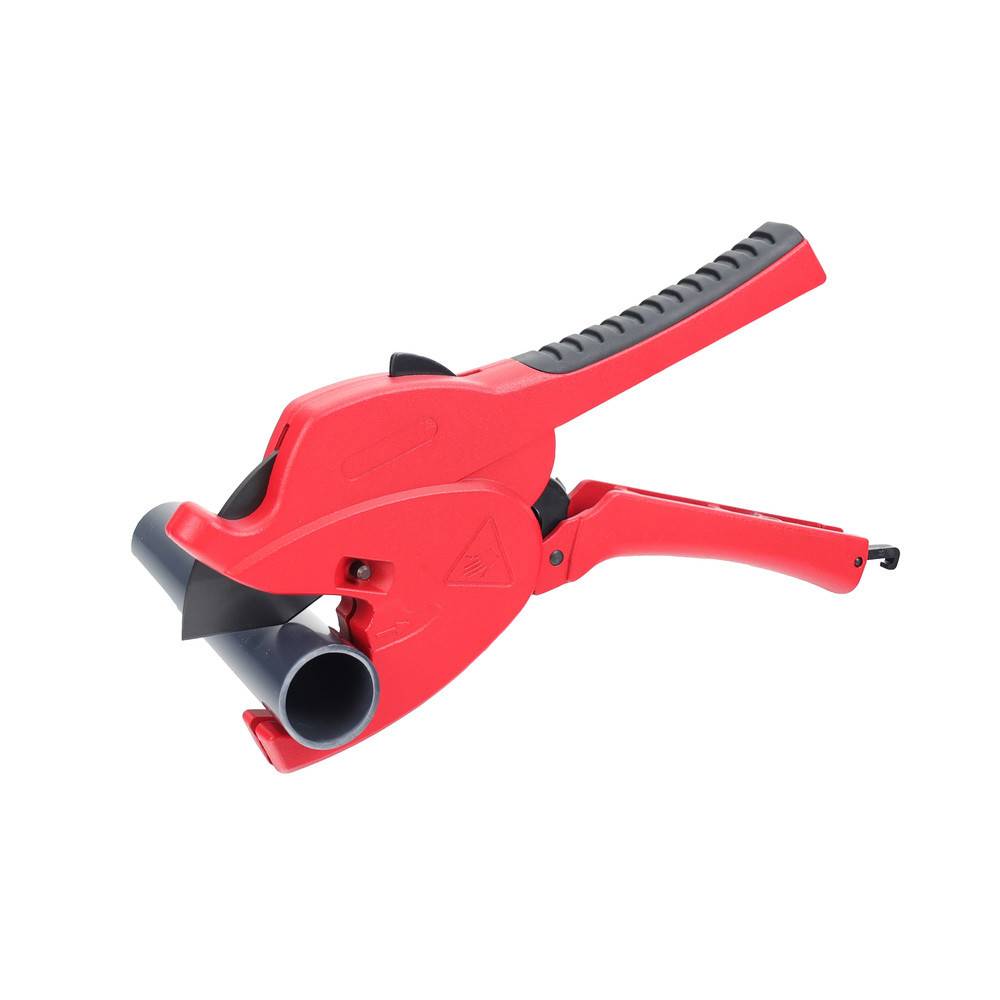 Ein roter Rohrabschneider wird gezeigt, der zum Schneiden von Kunststoffrohren ausgelegt ist und über eine scharfe, gekrümmte Klinge sowie einen robusten Griff zum Halten verfügt.