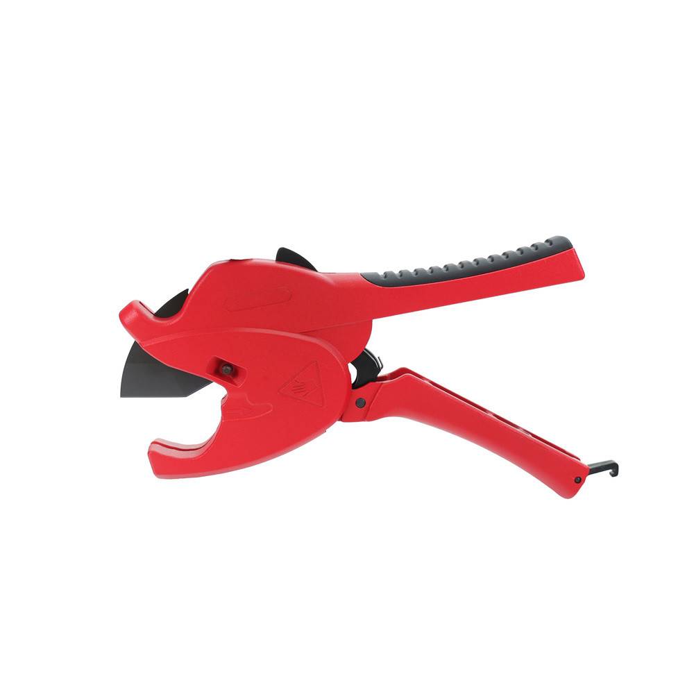 Rotes tragbares Rohrabschneidewerkzeug mit scharfer Klinge, schwarzem Griff und ergonomischem Design, verwendet zum Schneiden von Kunststoffrohren.