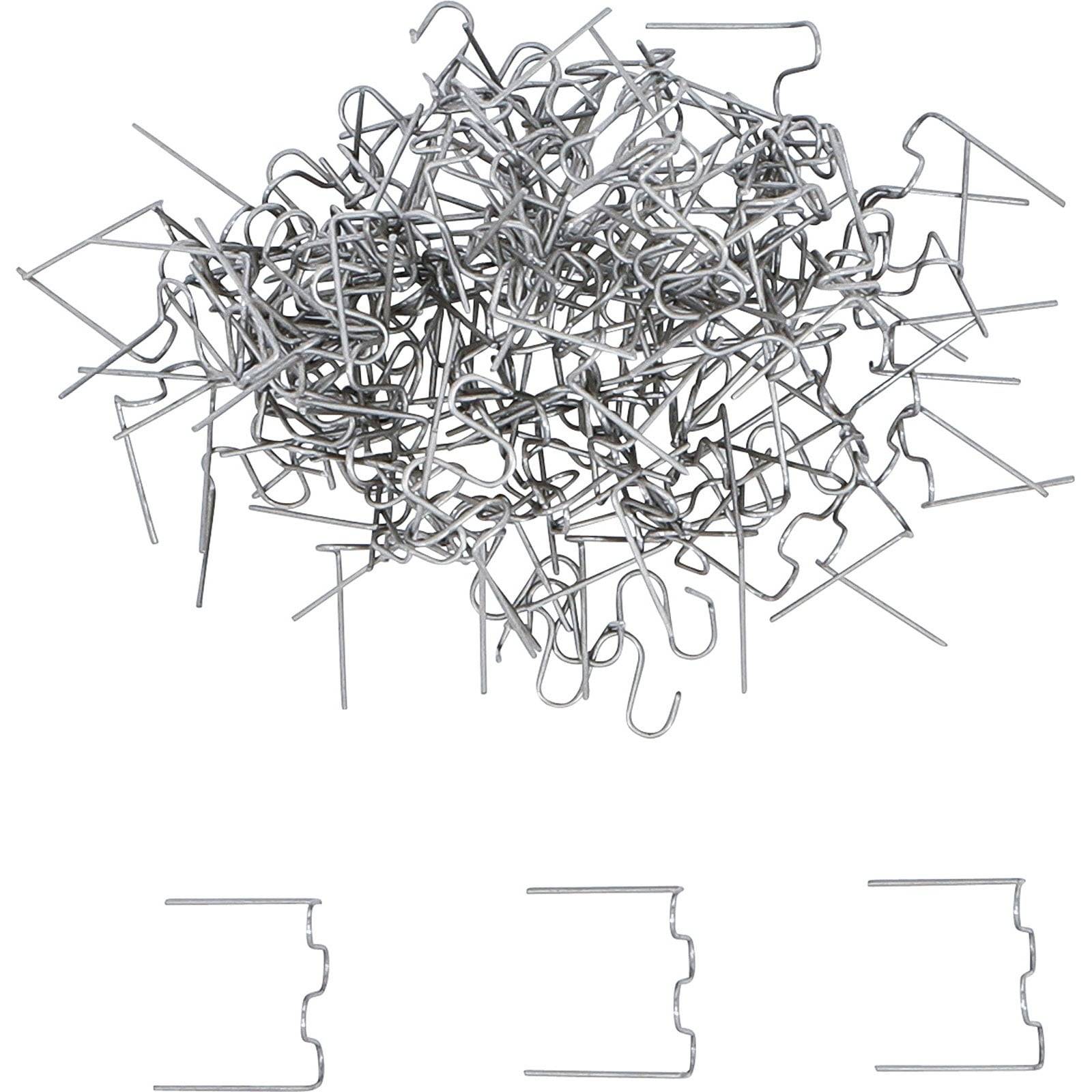 Ein Haufen Metallhaken, die zum Befestigen von Gegenständen an Lochplatten verwendet werden. Darunter sind drei Haken horizontal ausgerichtet und zeigen verschiedene Designs.