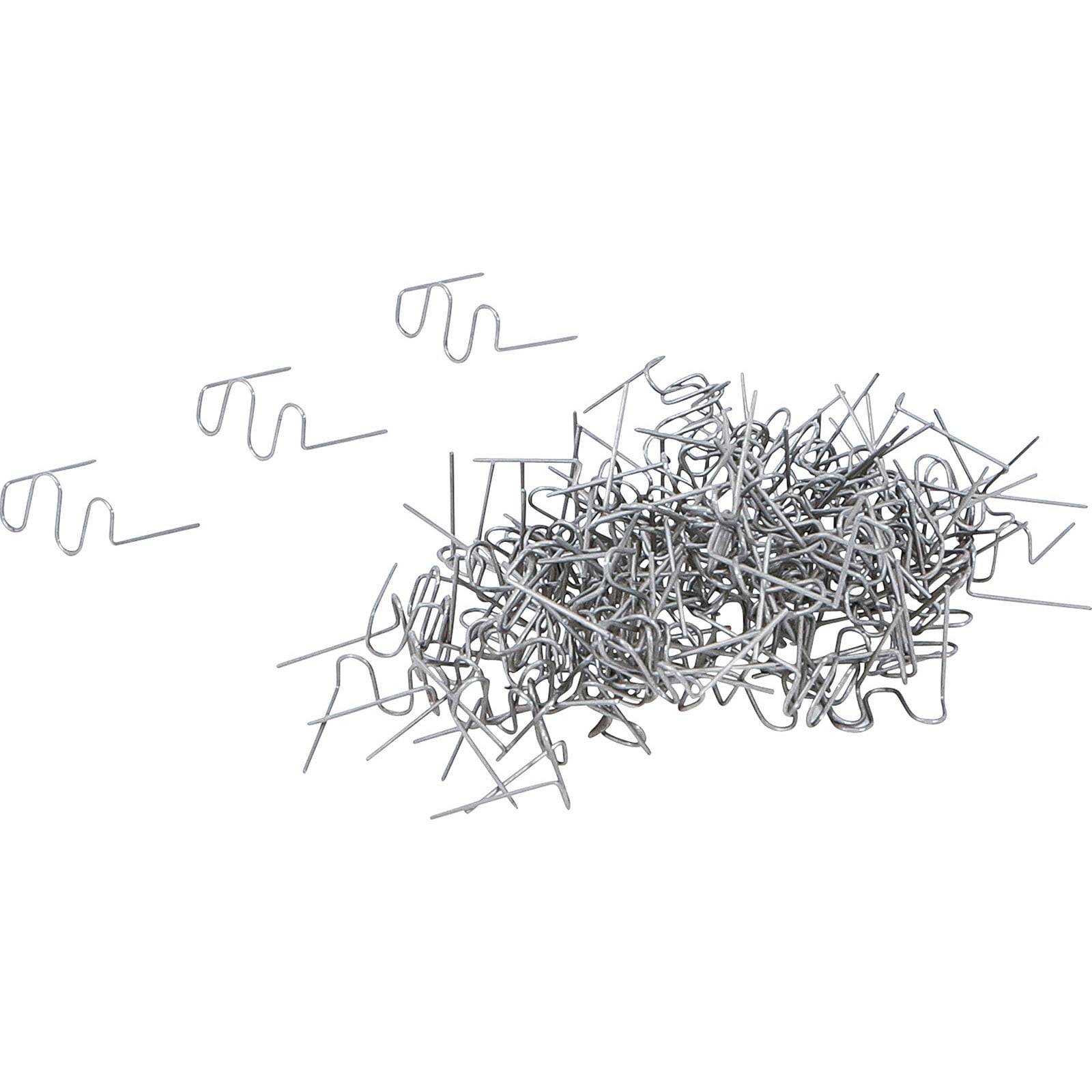 Ein Haufen silberner, U-förmiger Metalllandschaftsklammern, die auf einer weißen Oberfläche verstreut liegen, mit einigen Klammern links daneben getrennt.