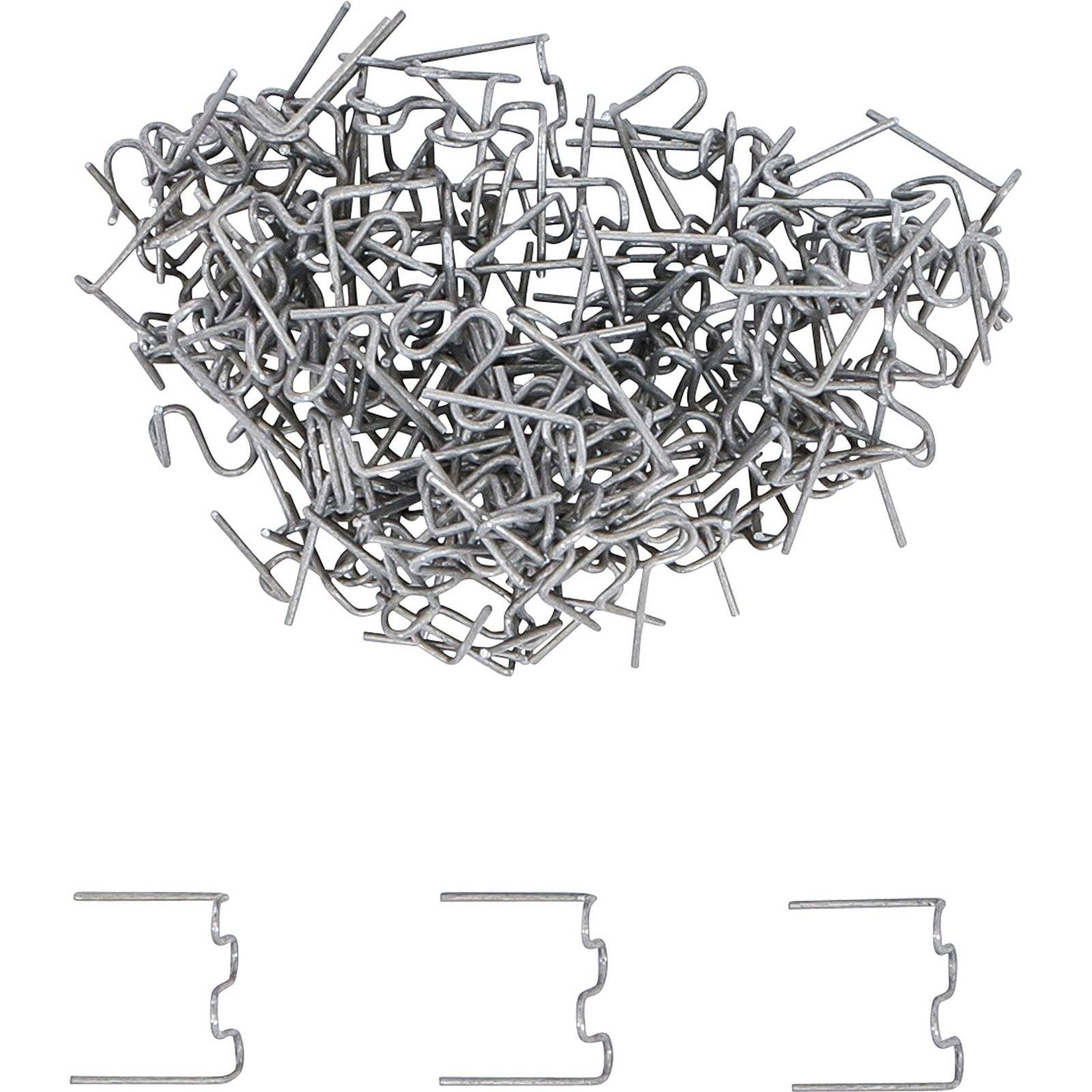 „Eine Anordnung von Metallbefestigungselementen in Herzform, mit drei einzelnen Klammern darunter zur Veranschaulichung.