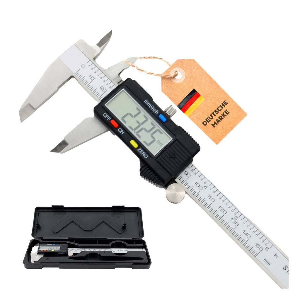 Digitale Schieblehre, die '24,05 mm' anzeigt, mit einem Etikett, das als 'Deutsche Marke' gekennzeichnet ist und auf deutsche Herkunft hinweist. Darunter befindet sich ein Gehäuse, das die Schieblehre beherbergt.