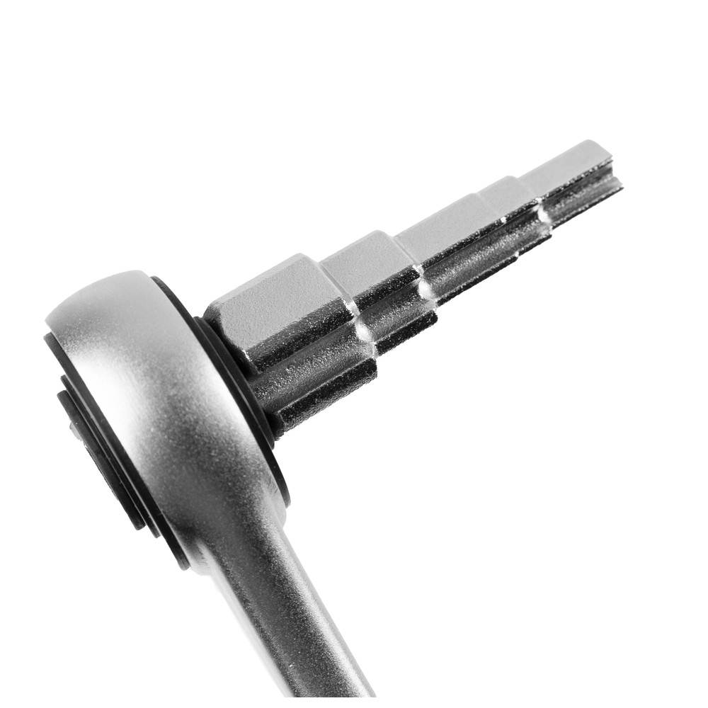 Eine Nahaufnahme eines metallischen Sechskant-Schlüssels mit mehreren Größen, die seinen drehbaren Kopf und seine glatte silberfarbene Oberfläche zeigt.