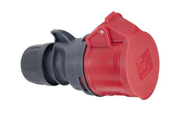 Ein roter Industrie-Stromstecker mit einem grauen Anschluss, mit Verriegelungsmechanismus ausgestattet, wird für Hochleistungs-Stromverbindungen verwendet.