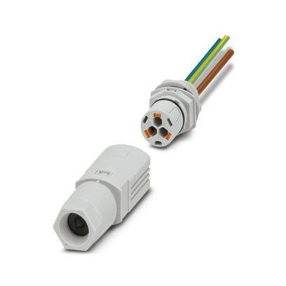 Zwei Stromstecker, einer abgesteckt, mit sichtbaren farbigen Drähten hinter dem weiblichen Steckverbinder.