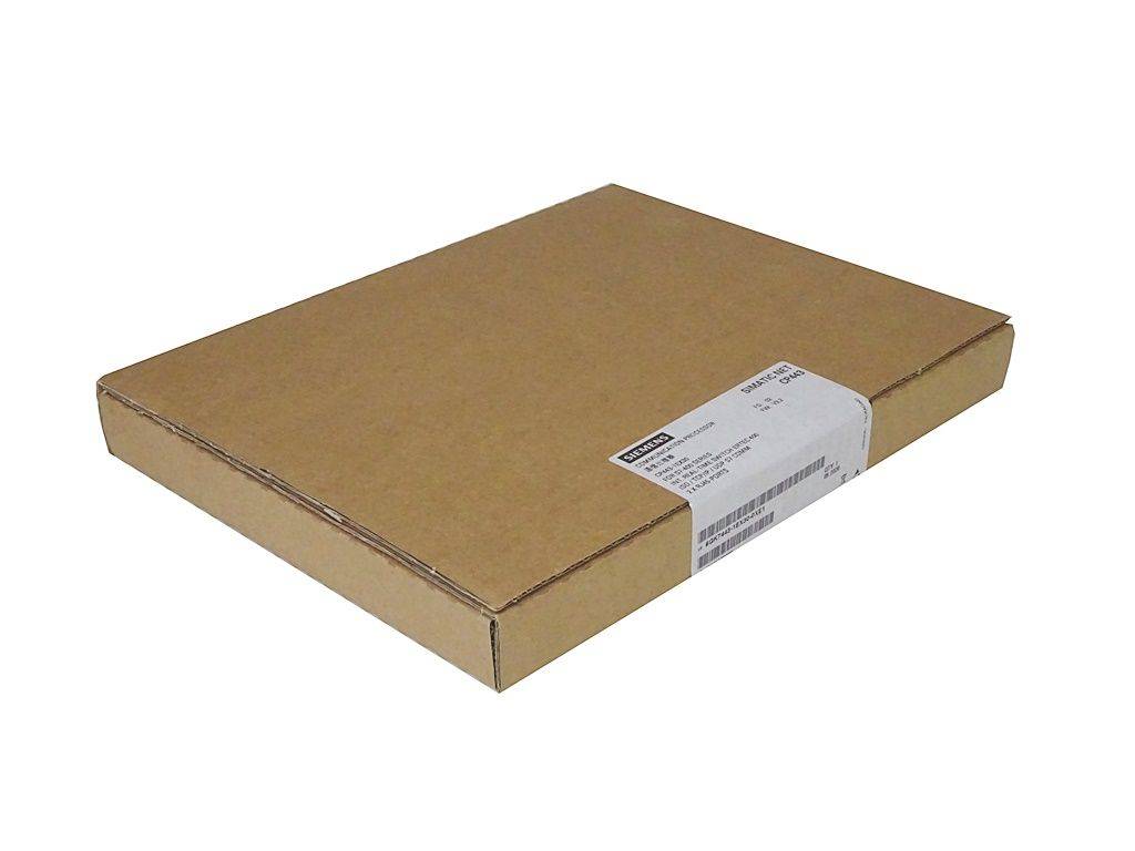 Eine geschlossene Pappversandbox mit einem weißen Adressetikett.