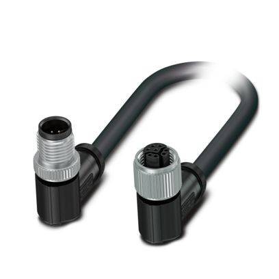 Ein schwarzes Industriekabel mit Winkelsteckern an jedem Ende, ein Stecker und eine Buchse, wird zum Verbinden von Maschinenteilen verwendet.