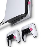 PlayStation 5-Konsole mit zwei DualSense-Controllern, dargestellt in Weiß und Schwarz mit rosa Akzentpunkten.