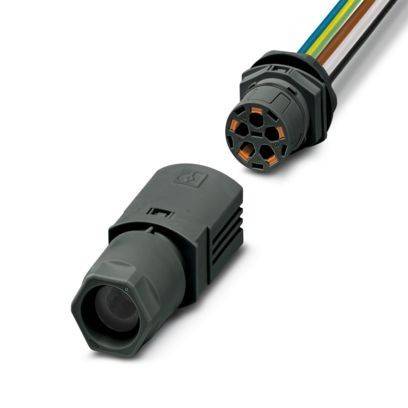 Zwei graue Elektrostecker mit mehreren Stiften und farbigen Drähten, einer mit einer Schutzkappe und der andere offen, auf weißem Hintergrund.