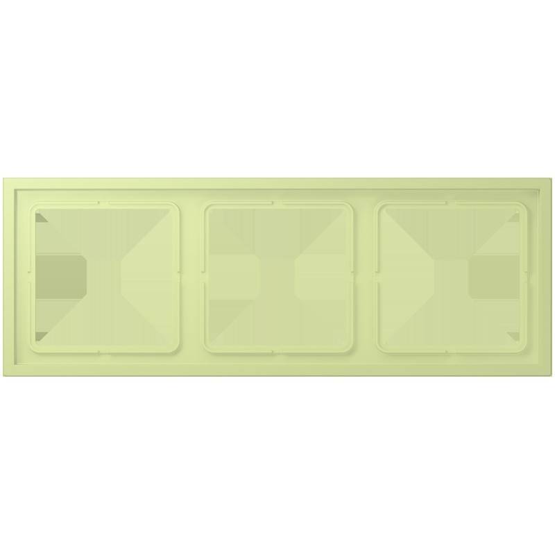 Eine beige Decke mit drei gleichmäßig in einer linearen Anordnung verteilten eingelassenen quadratischen Leuchten.