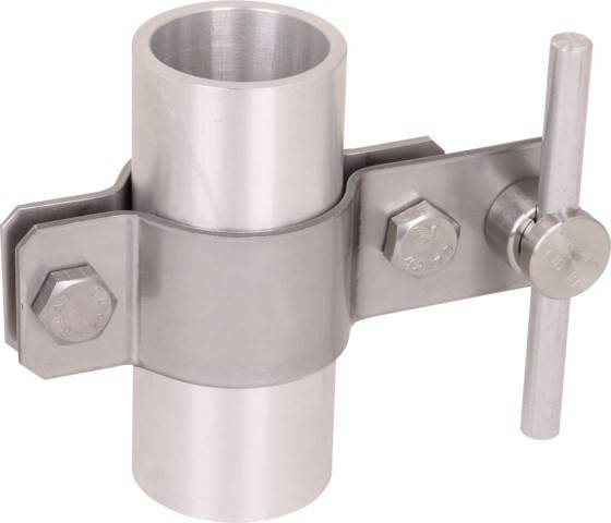Metallrohrschelle mit einem kreisförmigen Halter und verstellbaren Seitenbolzen, verwendet zum Befestigen von zylindrischen Objekten an ihrer Position.