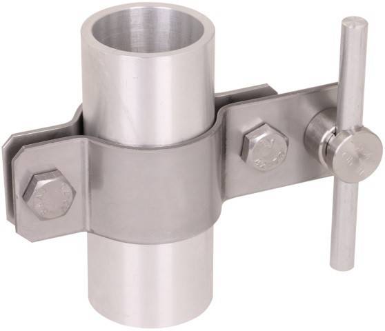 Eine Metallrohrklemme mit einem zylindrischen Halter, gesichert durch zwei Schrauben und einen T-förmigen Griff, verwendet zum Befestigen oder Verbinden von Rohren.