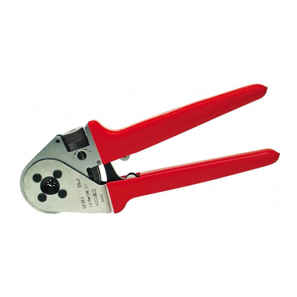 Ein Crimpwerkzeug mit roten Griffen, das zum Anschließen von elektrischen Klemmen verwendet wird, wird vor einem weißen Hintergrund präsentiert.