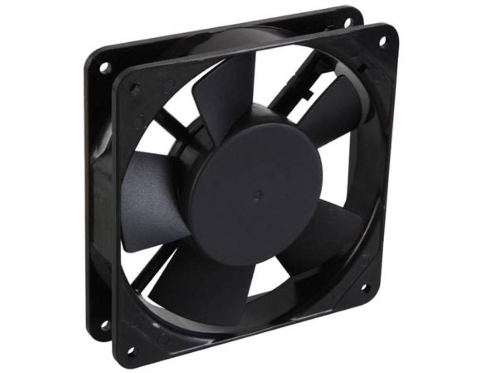 Ein schwarzer Computer-Kühlungslüfter mit quadratischem Rahmen und fünf Flügeln, typischerweise in elektronischen Geräten zur Belüftung und Wärmereduzierung verwendet.