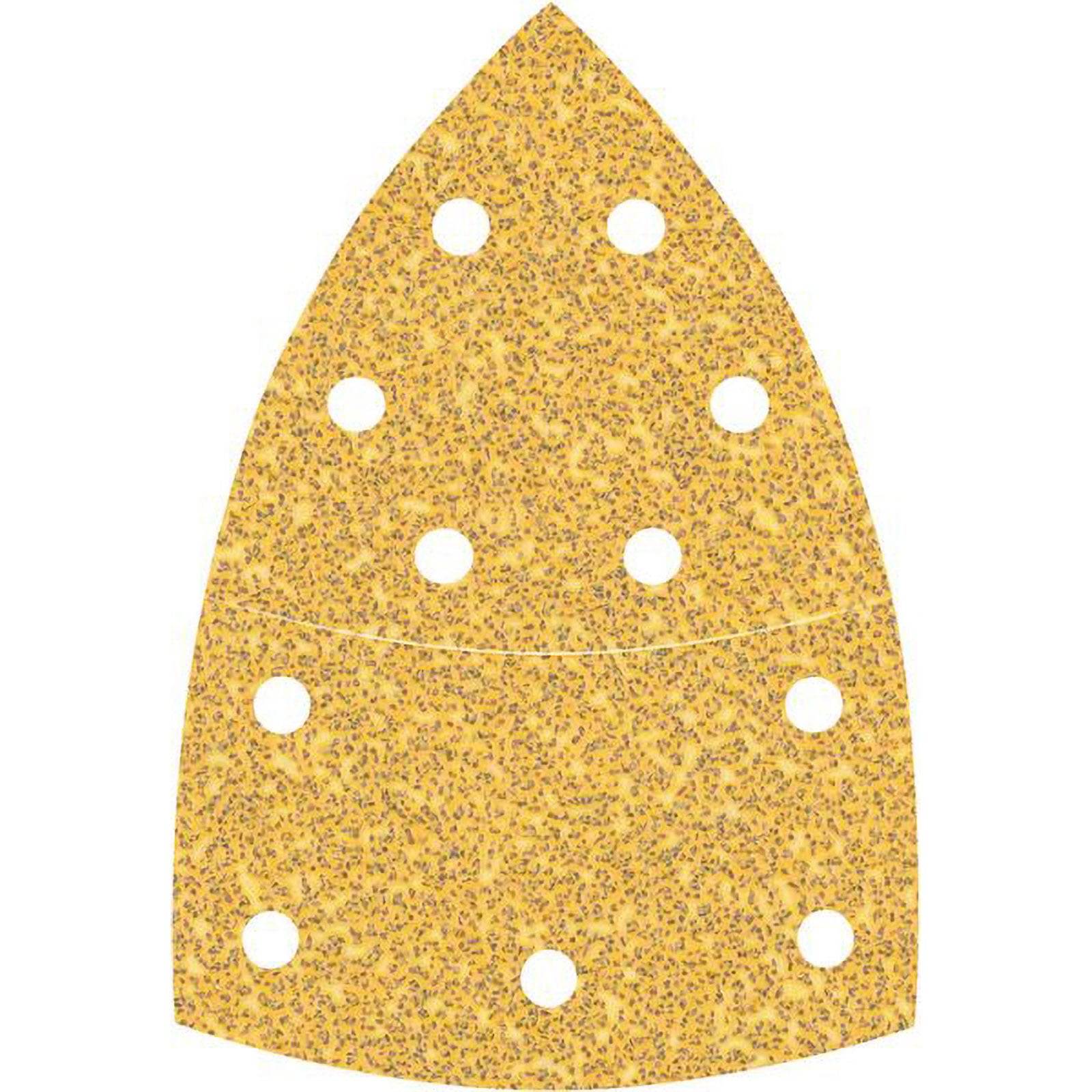 Ein dreieckiges Schleifpapierblatt mit mehreren kreisförmigen Löchern, das zum Schleifen und Glätten von Oberflächen verwendet wird, vor weißem Hintergrund.