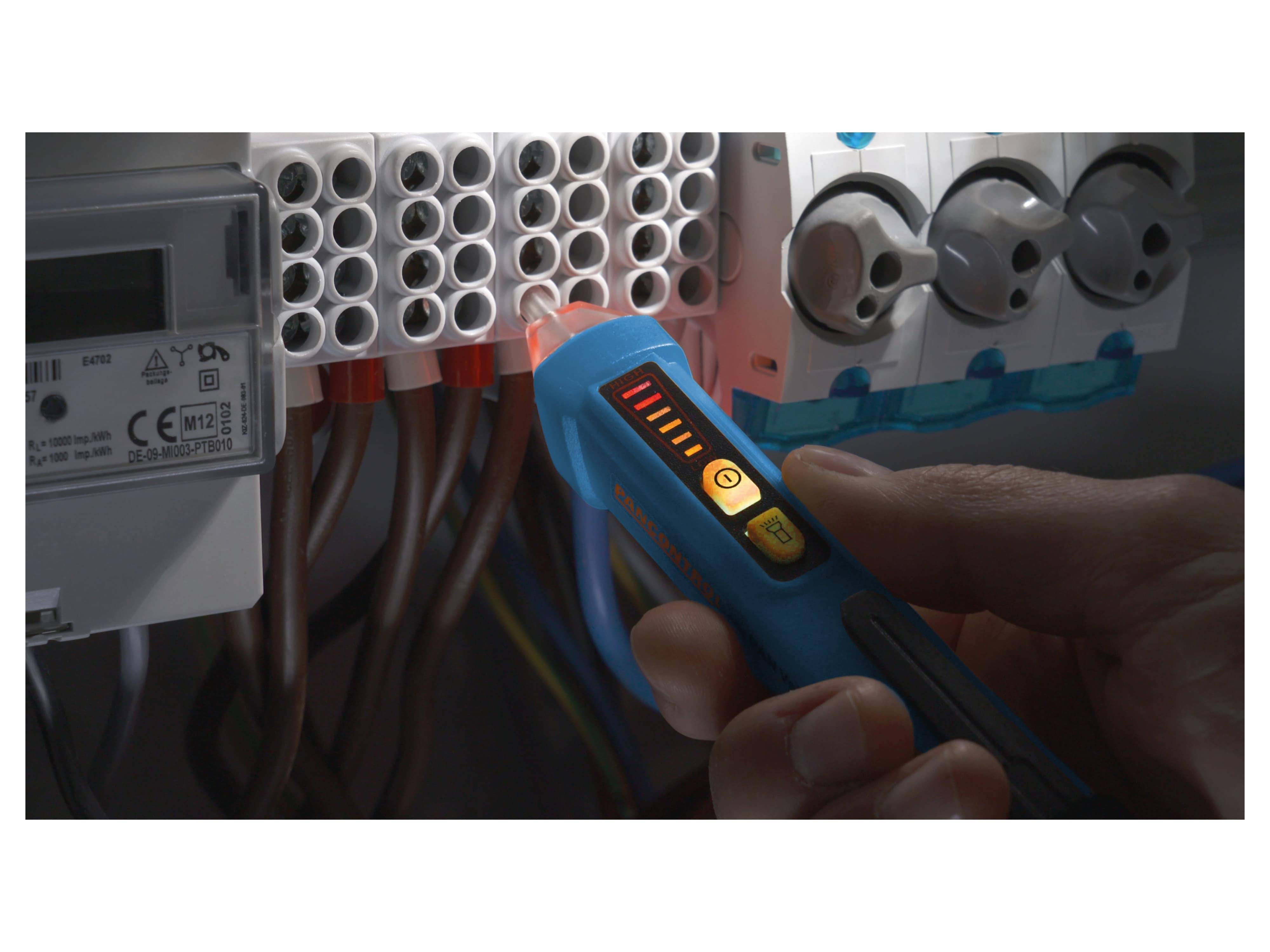 Eine Hand, die ein Spannungsprüfgerät an Drähten in einem Elektroschaltschrank verwendet, um auf Strom zu prüfen, mit leuchtenden Lichtern, die das Vorhandensein von Spannung anzeigen.