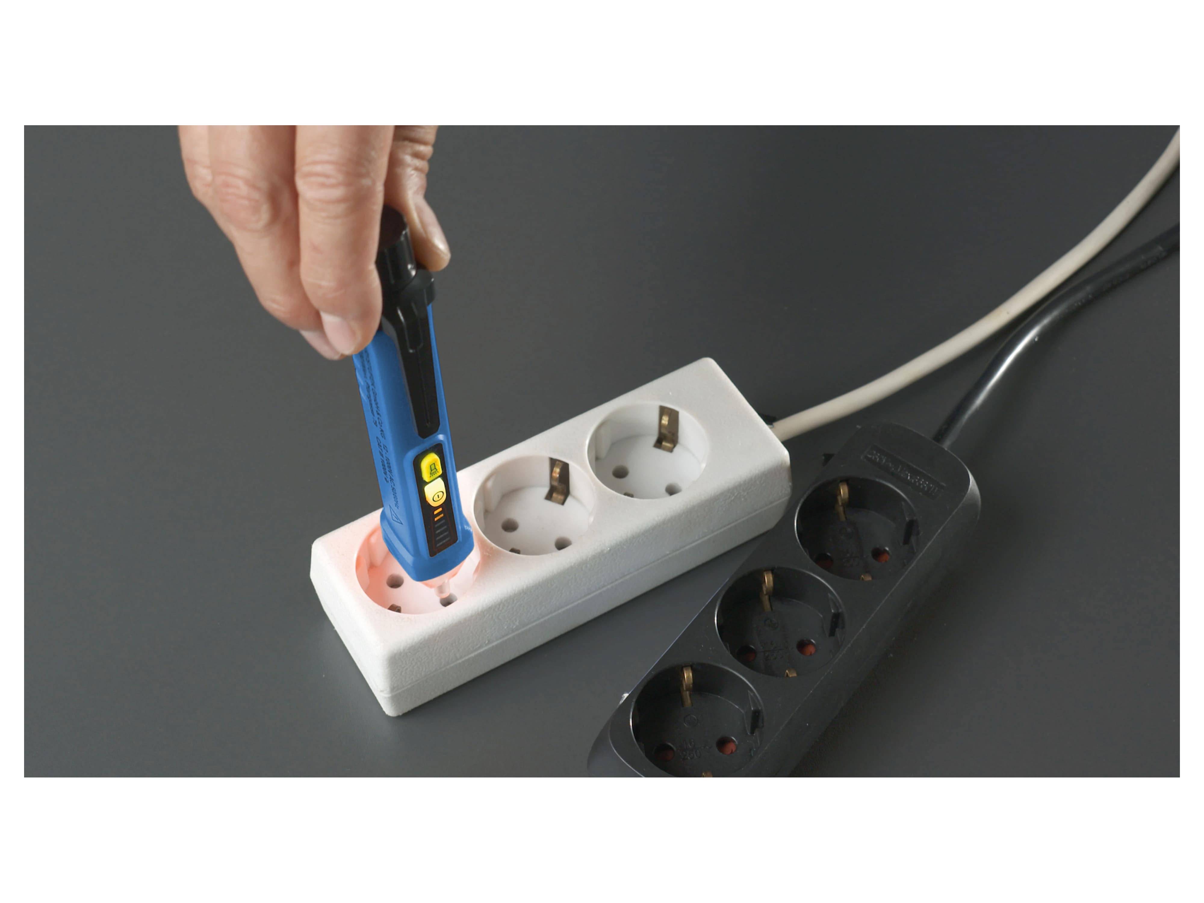 Eine Hand benutzt einen blauen Spannungsprüfer, um einen weißen Steckerleistenblock mit zwei Steckdosen zu überprüfen, während sich eine schwarze Steckerleistenblock mit zwei Steckdosen in der Nähe befindet.