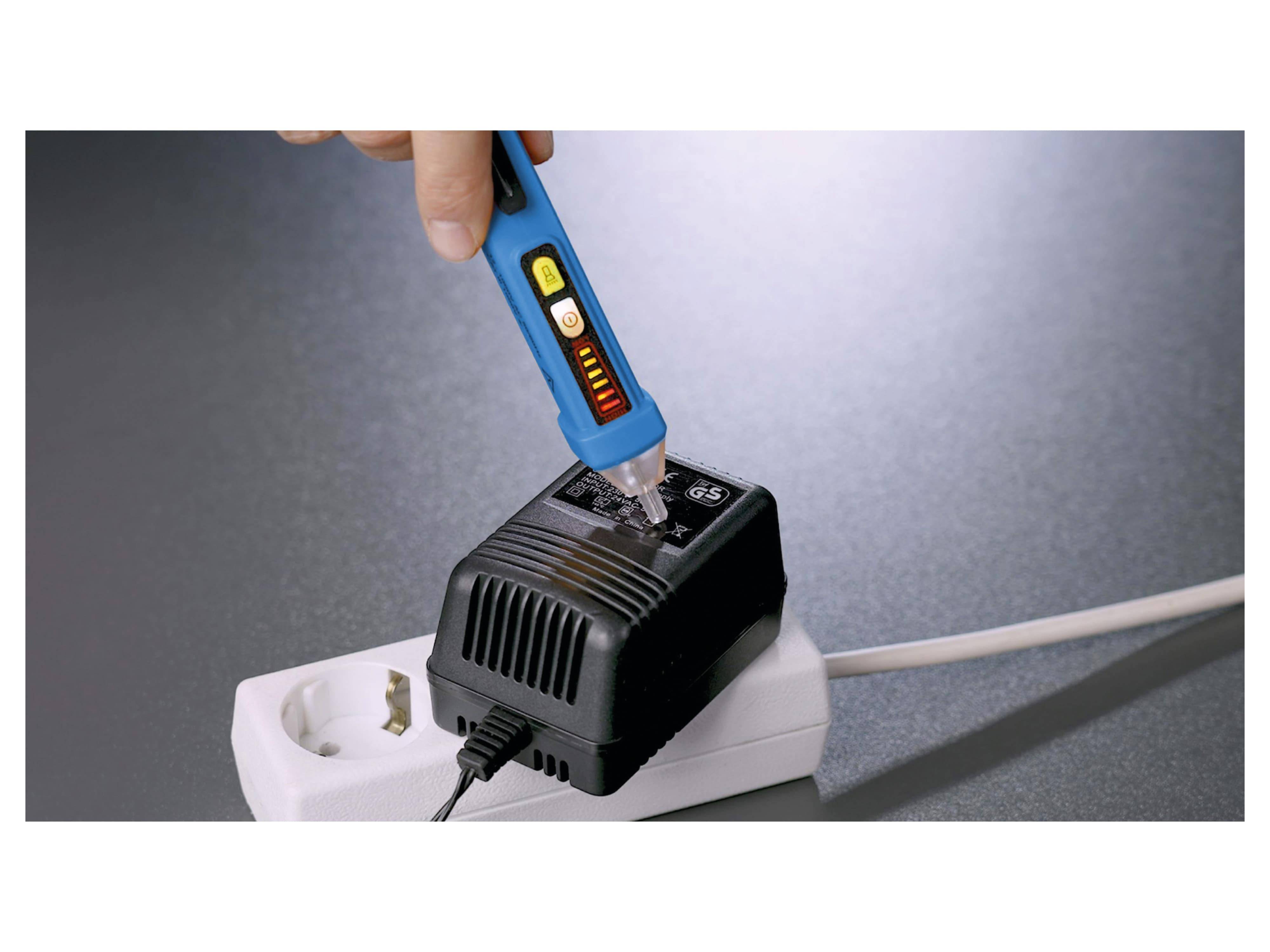 Eine Hand benutzt ein Spannungsprüfer an einem schwarzen Netzteil, das in eine weiße Steckerleiste eingesteckt ist, was darauf hindeutet, dass der Betrieb sicher ist.