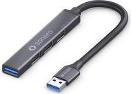 Ein USB-3.0-Hub-Adapter mit einem männlichen USB-Stecker und vier USB-Anschlüssen in einem schlanken schwarzen Gehäuse.