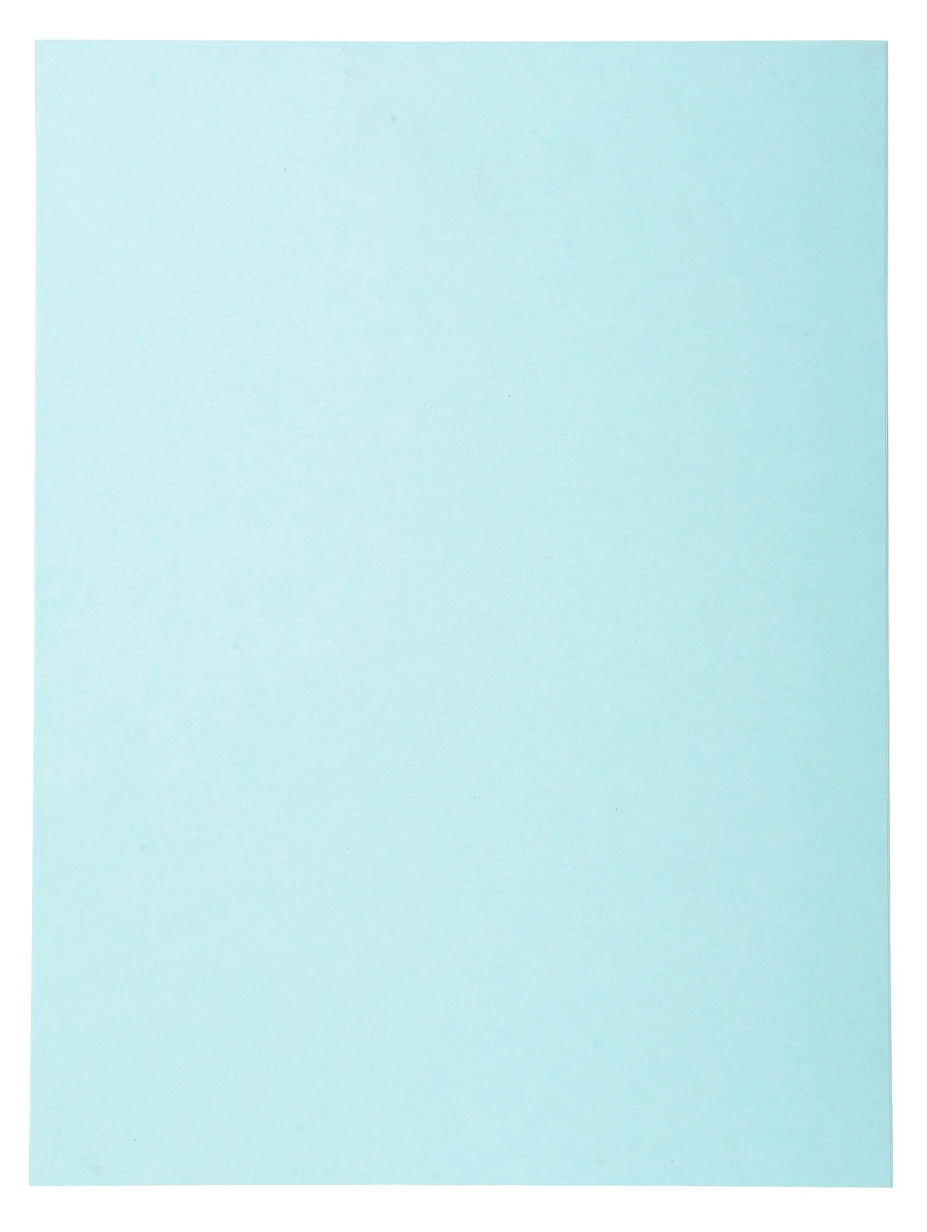 Ein großer, massiver grüner Block wird vor einem einfachen Hintergrund präsentiert und zeigt ein minimalistisches und abstraktes Design.